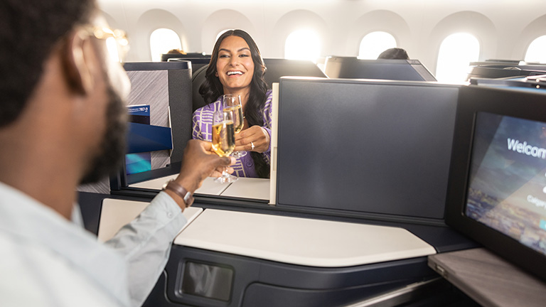 Invitado sentado en la cabina Business de WestJet a bordo del Dreamliner 787